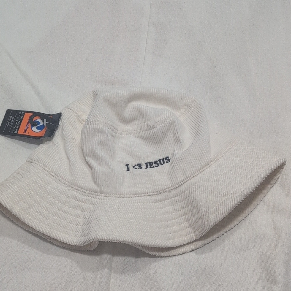 White Bucket Hat "I <3 Jesus"